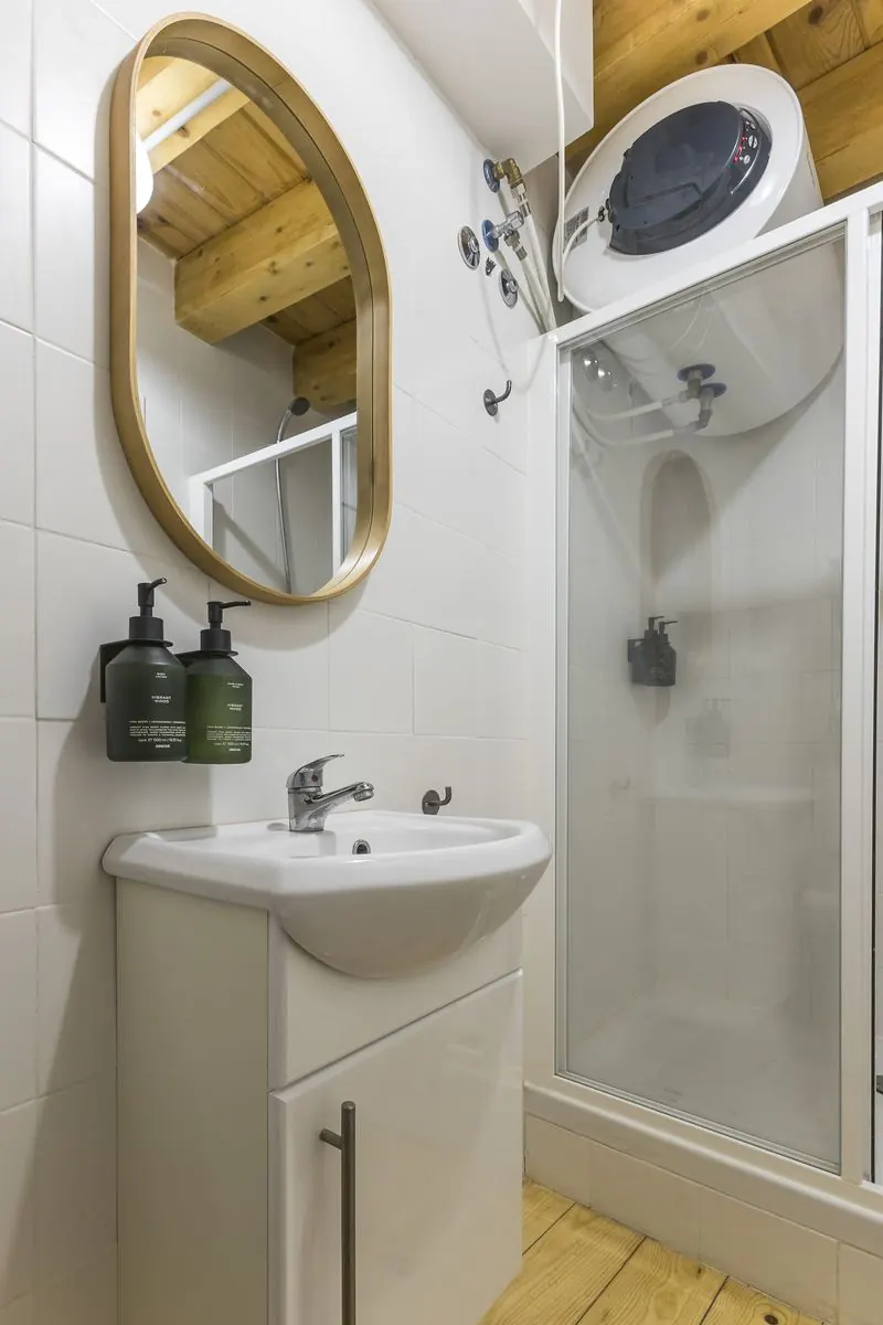 Baño con ducha y amenities