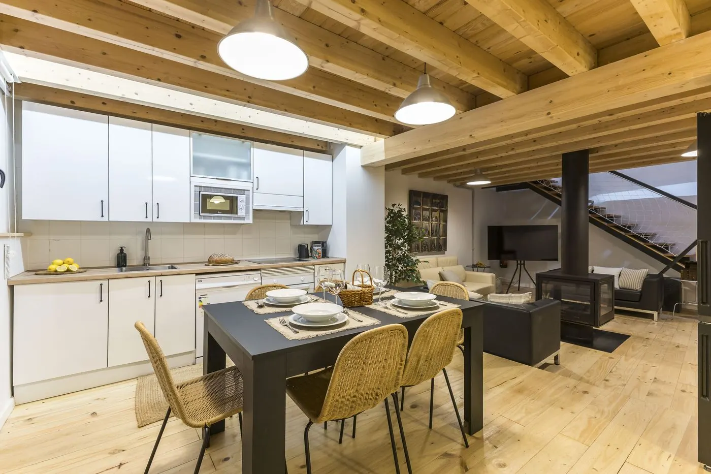 Comedor y cocina abiertos al salón en la planta baja