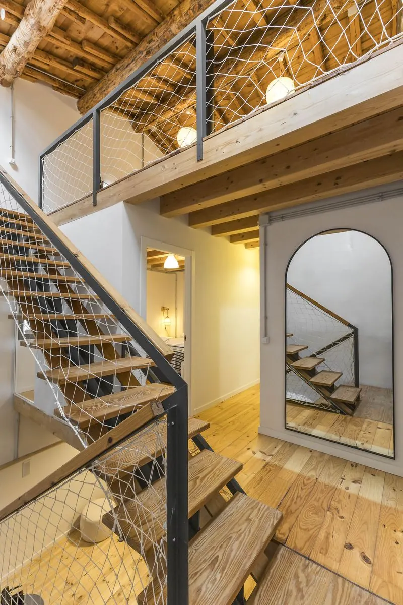 Escalera de madera entre plantas