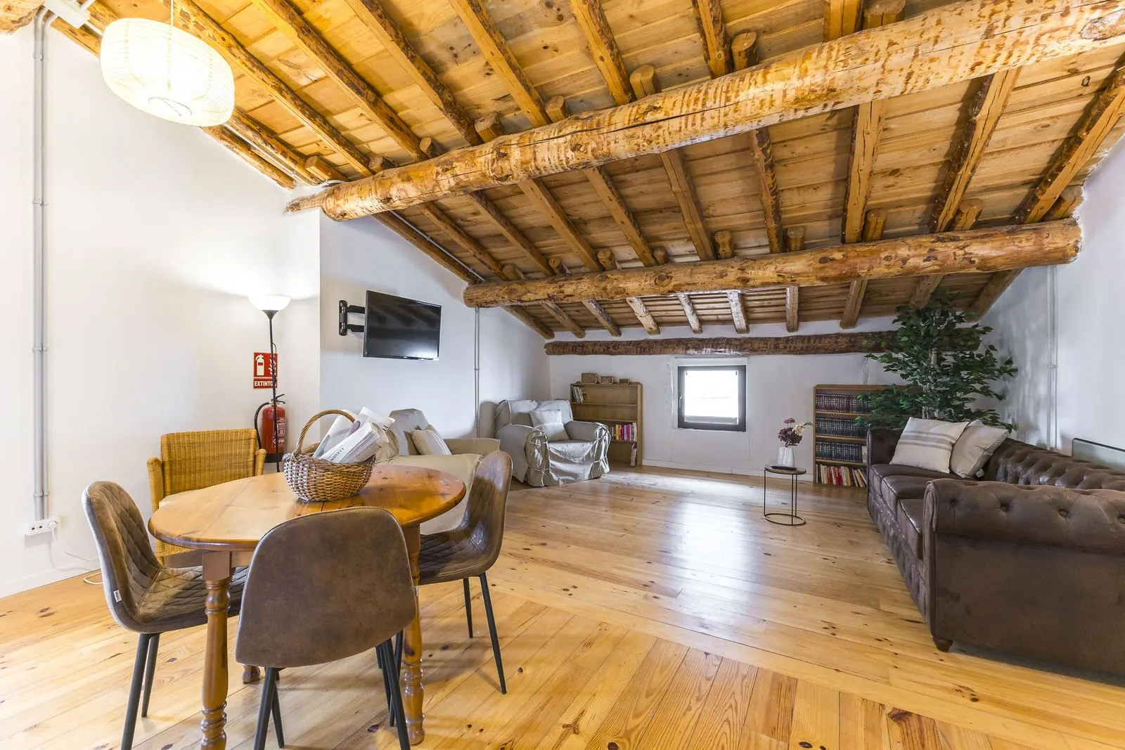 El Club, salón abuhardillado con vigas de madera