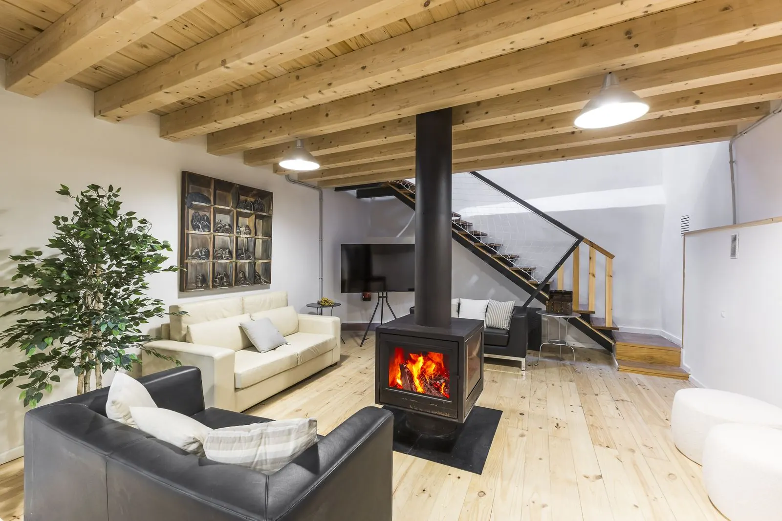 Salón con chimenea de leña de La Casa de Don José, casa rural en Pastrana